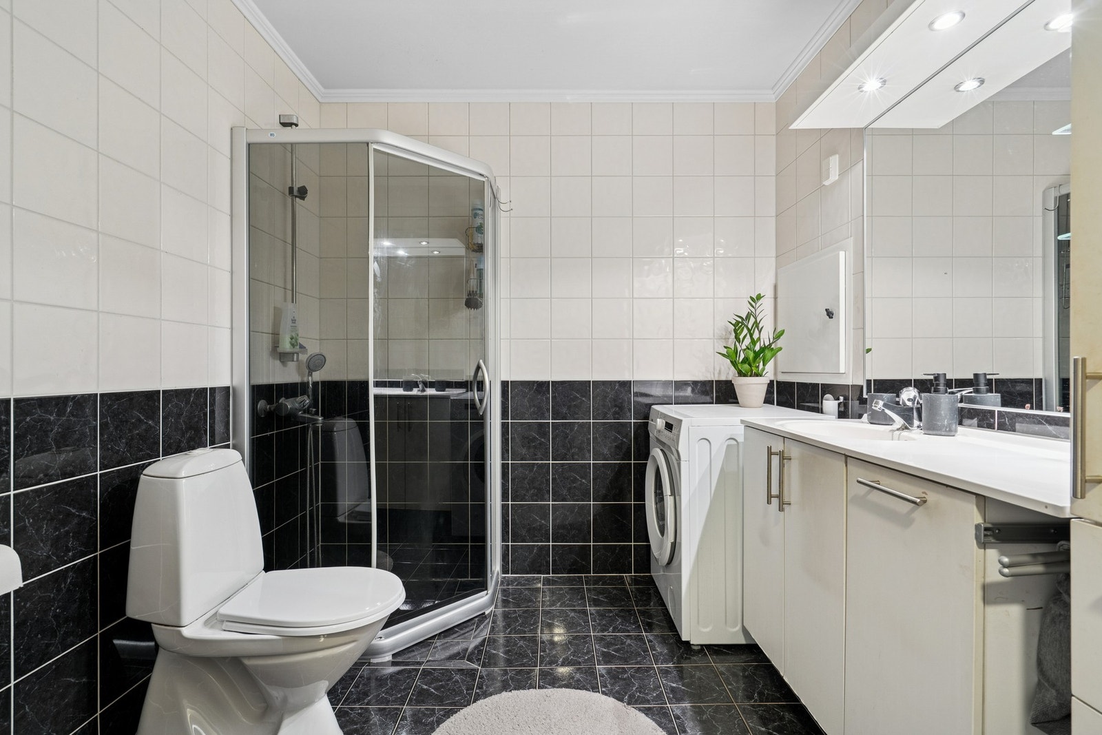 Flislagt bad med elektriske varmekabler og praktisk innredning. Galleribilde