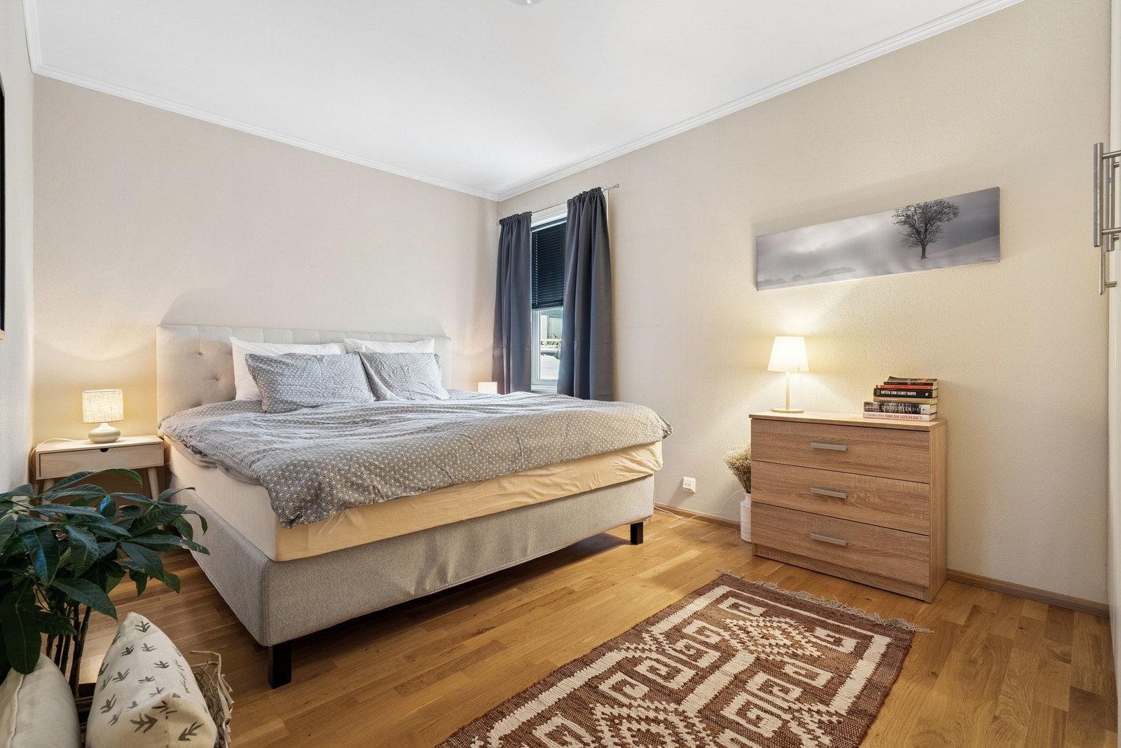 Soverommet er av god størrelse, med god plass til dobbeltseng og garderobeskap. Galleribilde