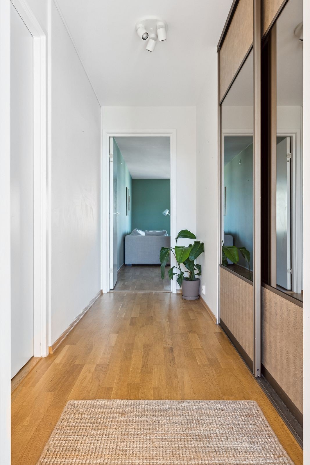 Stort garderobeskap i gangen med plass til oppbevaring. Galleribilde