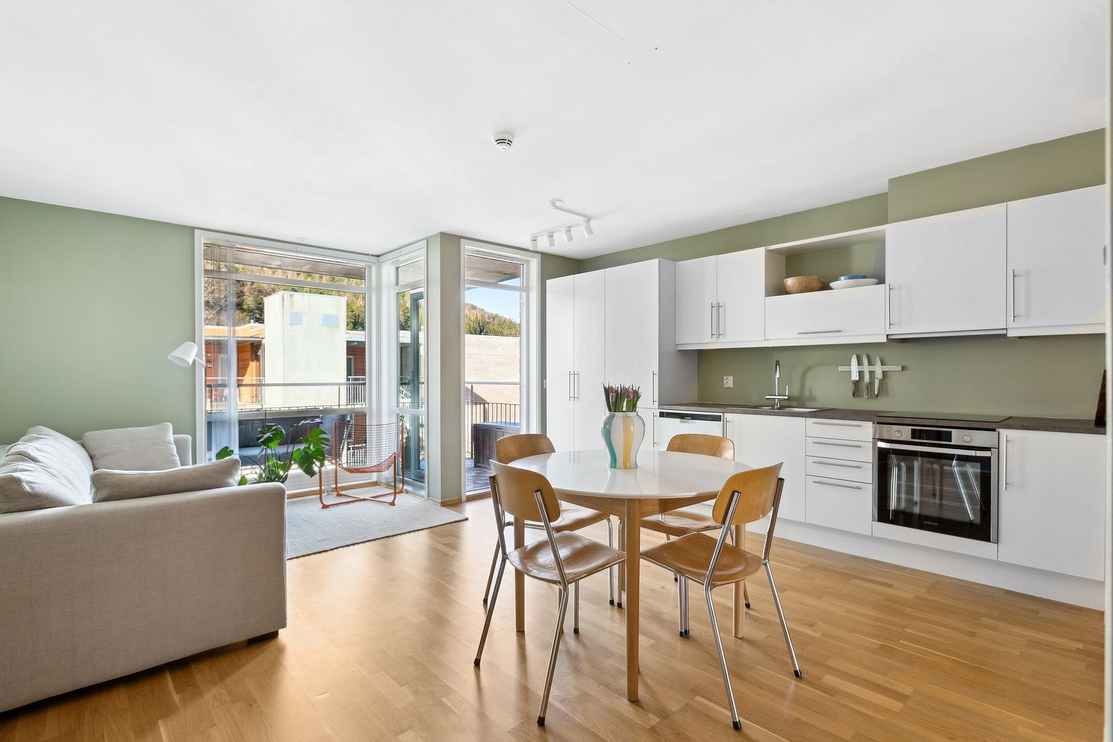 Åpen kjøkke/stue-løsning med utgang til balkongen. Galleribilde