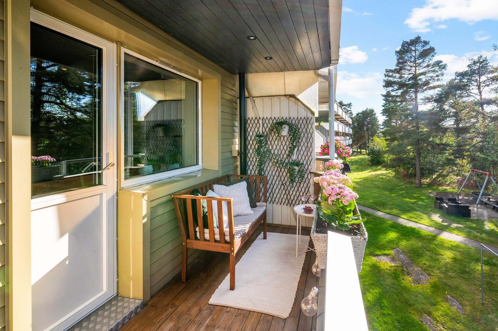 Leiligheten byr på en solrik balkong på 6,4 m2 som fungerer som en fin forlengelse av stuen i sommerhalvåret. Galleribilde