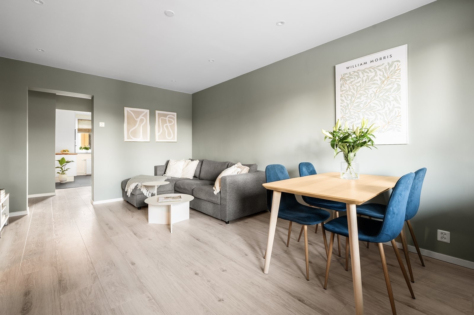 Stuen er lys og innbydende med laminat på gulv og et moderne fargevalg. Galleribilde