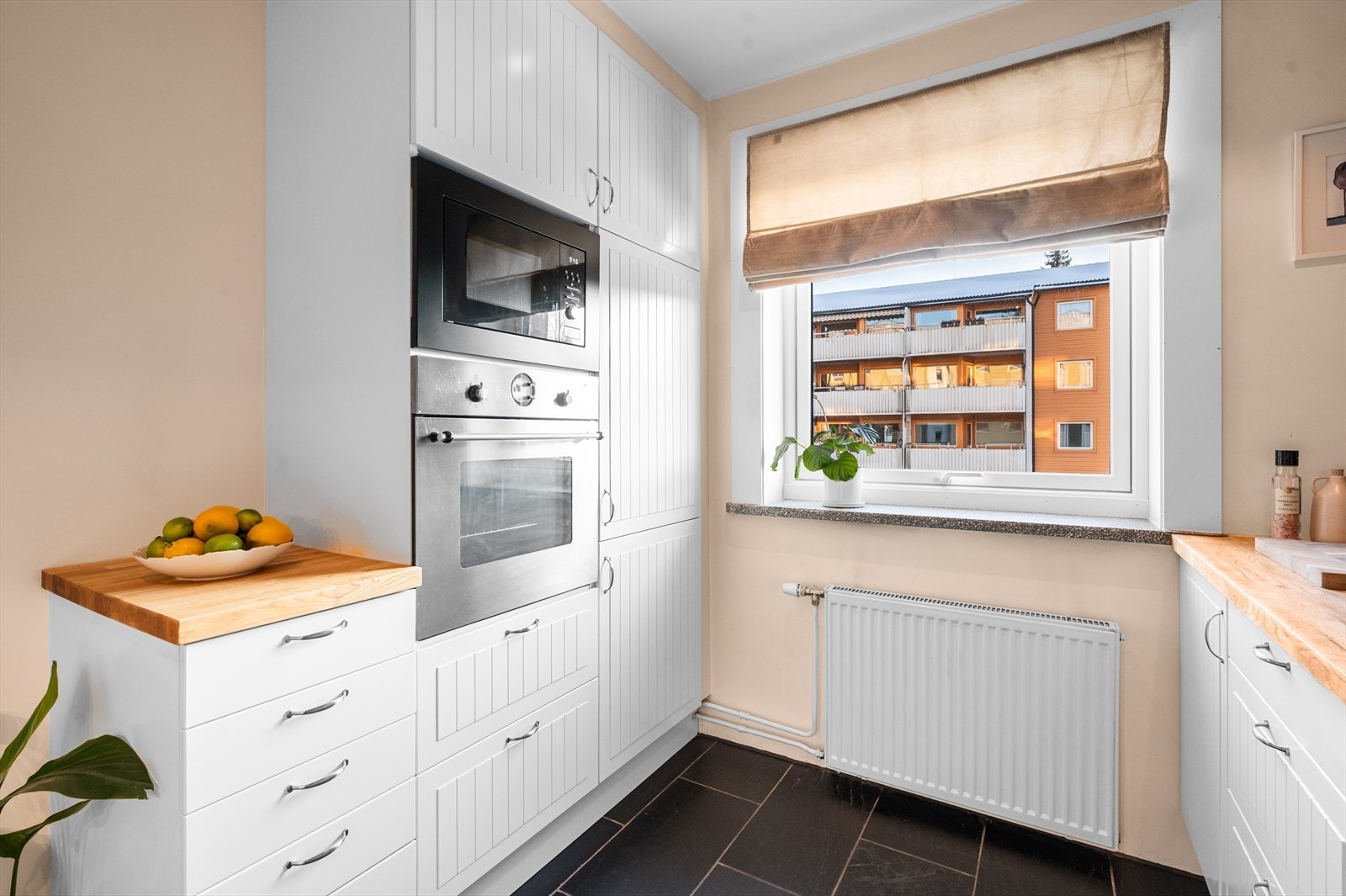 Videre er det integrerte hvitevarer med innfelt platetopp i benkeplate, oppvaskmaskin, komfyr, mikrobølgeovn og kjøl/frys. Galleribilde