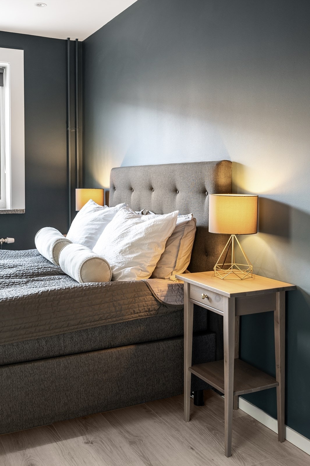 Her er det god plass til dobbeltseng og tilhørende nattbord på hver side. Galleribilde