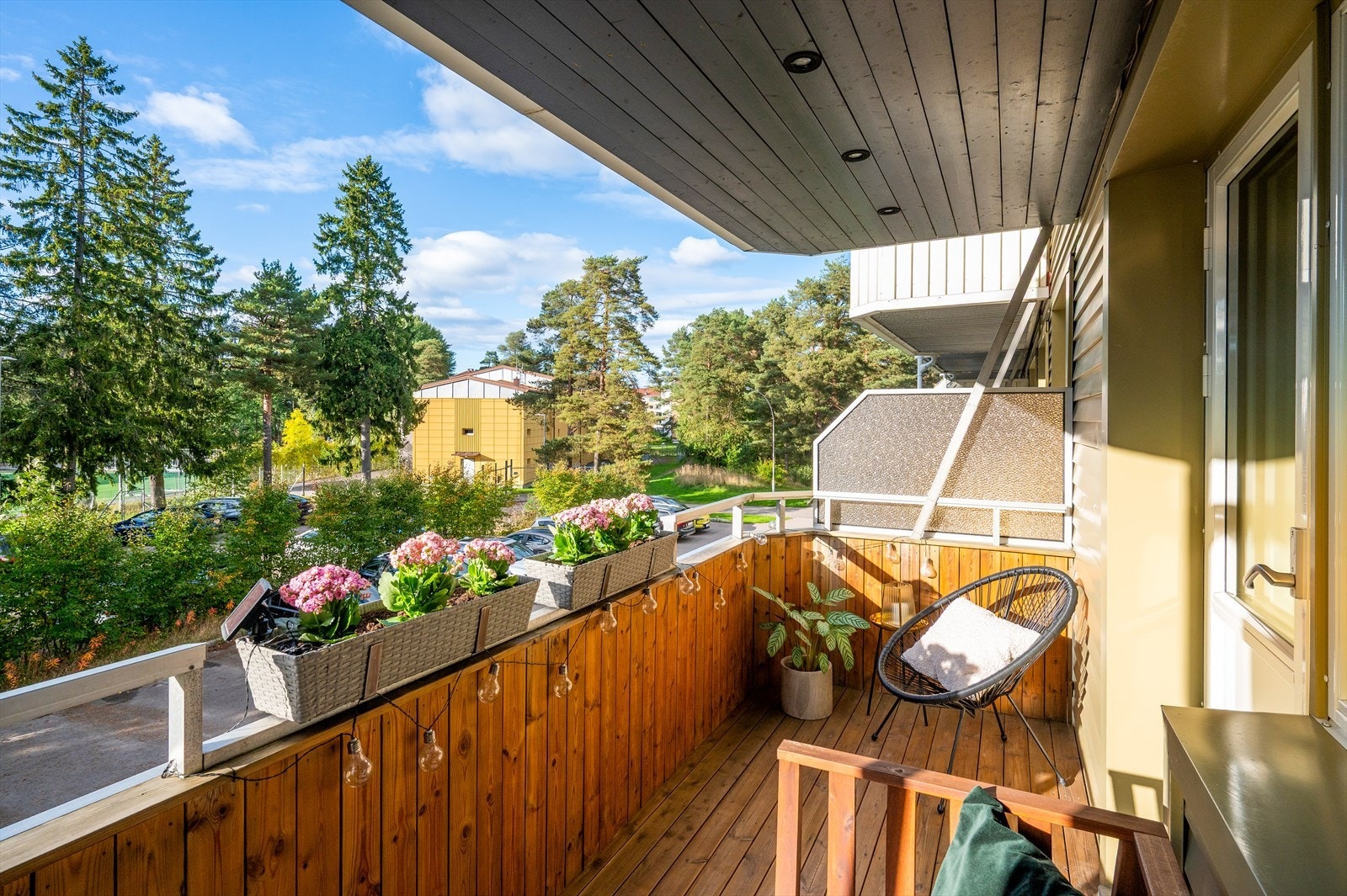 Balkongen er innvendig kledd med impregnerte terrassebord og har integrert belysning i tak. Galleribilde