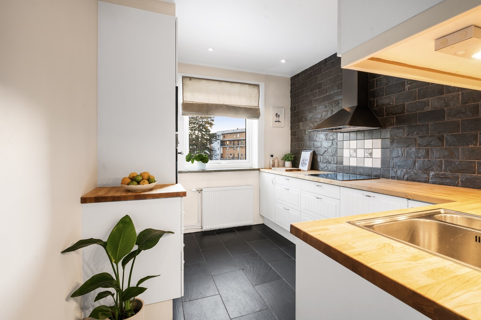 Adskilt kjøkkenløsning med gode lagringsmuligheter og godt med benkeplass. Galleribilde