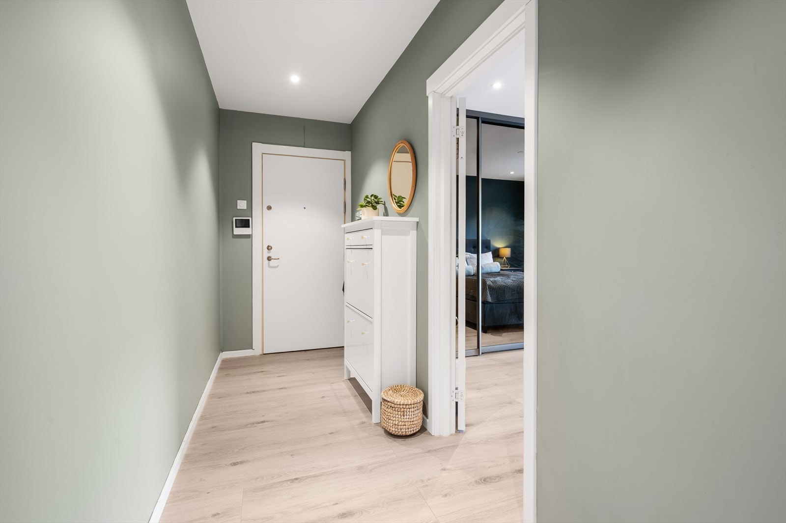 I entréen er det god plass til garderobe og knaggrekker hvor yttertøy eller lignende kan henges opp. Galleribilde