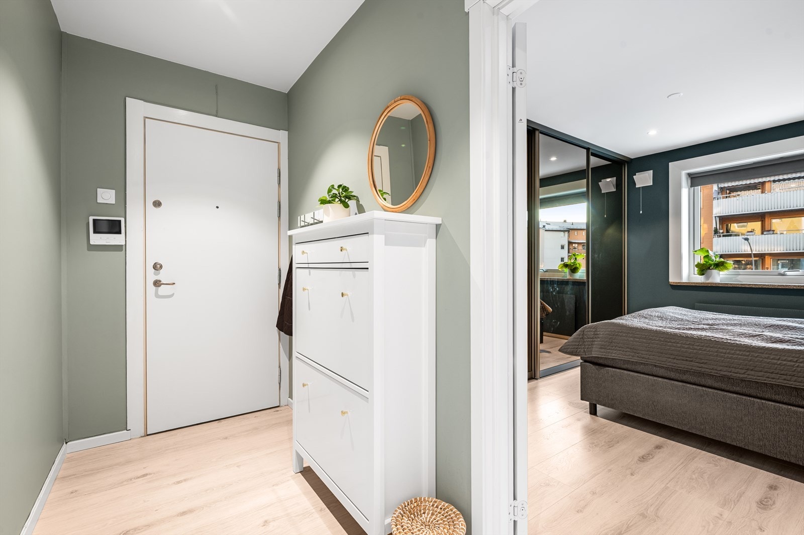 Leiligheten har adkomst via felles trappegang inn til en romslig entré som gir et godt førsteinntrykk av leiligheten. Galleribilde