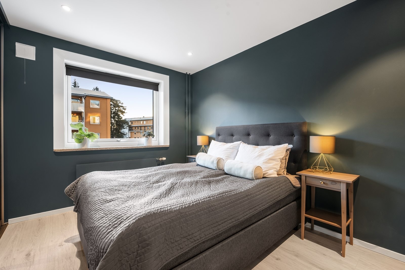 Vinduer og balkongdør er fra 2020, noe som forøvrig er gjennomgående i hele leiligheten. Galleribilde