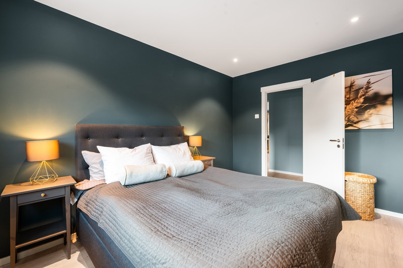 For øvrig oppbevaring disponerer leiligheten to stk. boder. En kjellerbod på 4,4 m² og en loftsbod med gulvflate 19 m². Galleribilde