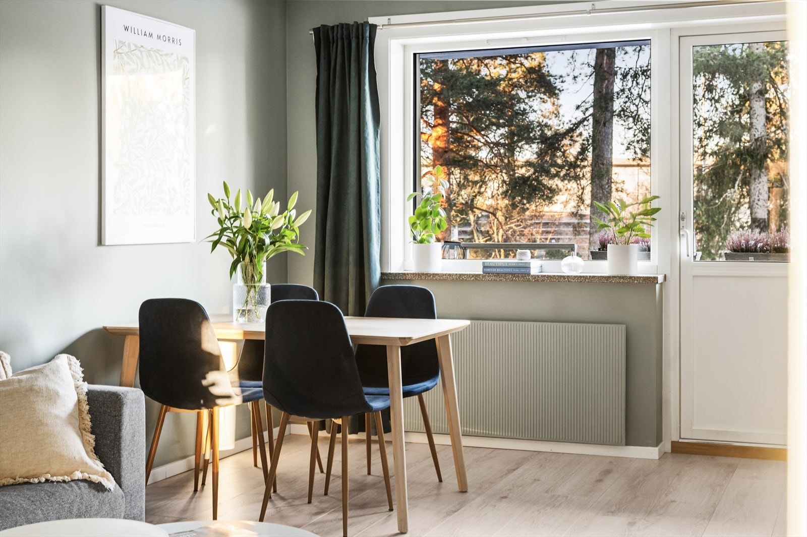 Leiligheten fremstår som en lys, tiltalende og svært romslig 2-roms med gjennomtenkt planløsning. Galleribilde