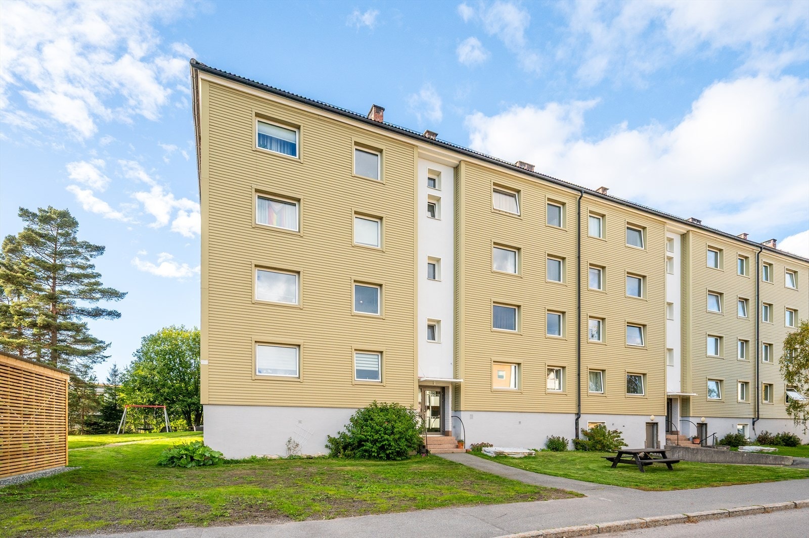 Borettslagets tomt fremstår som ryddig og pent opparbeidet. Tomten er opparbeidet med store grøntområder med naturtomt, plen, trær og prydbusker mellom bygningene. Galleribilde