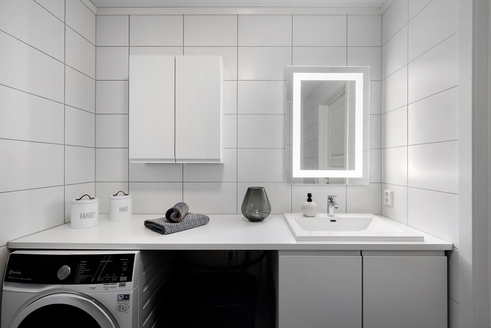 Badet har en praktisk benkeplate som strekker seg fra vegg til vegg Galleribilde