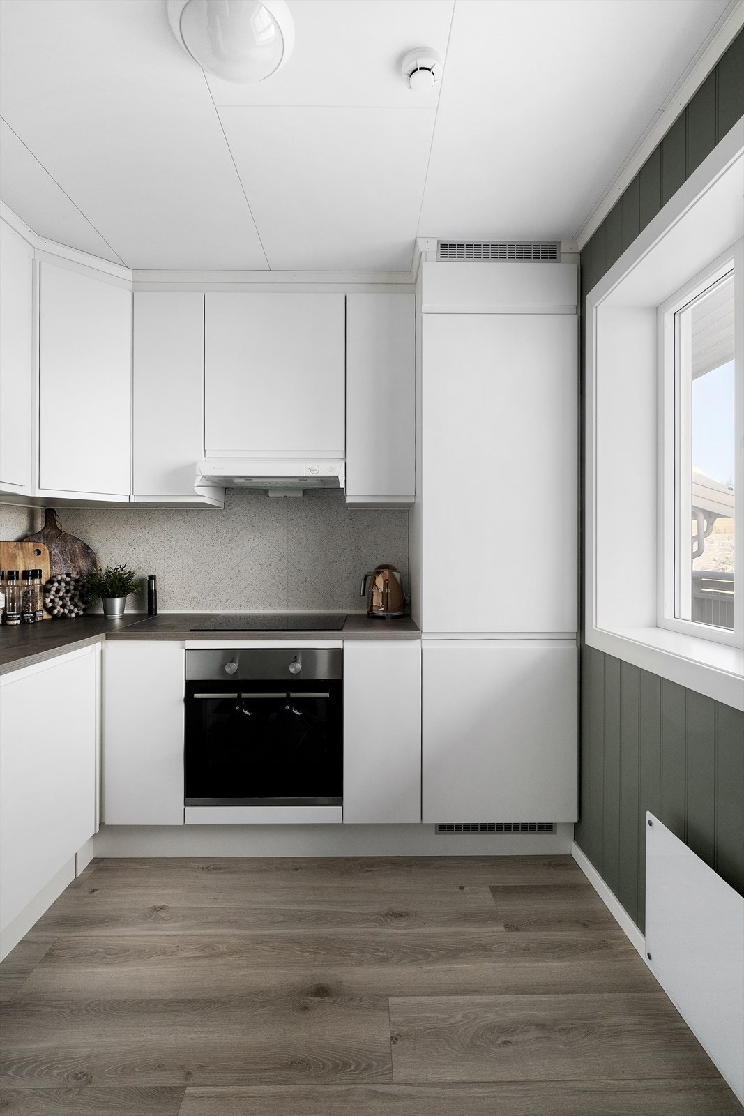 Kjøkkenet er adskilt fra stuen Galleribilde