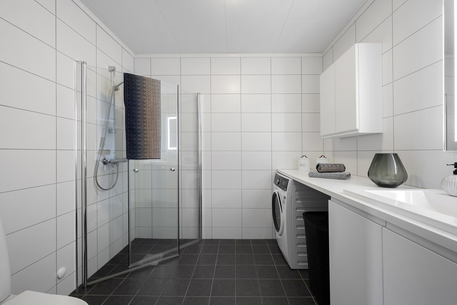 Badet er flislagt med lyse flater Galleribilde