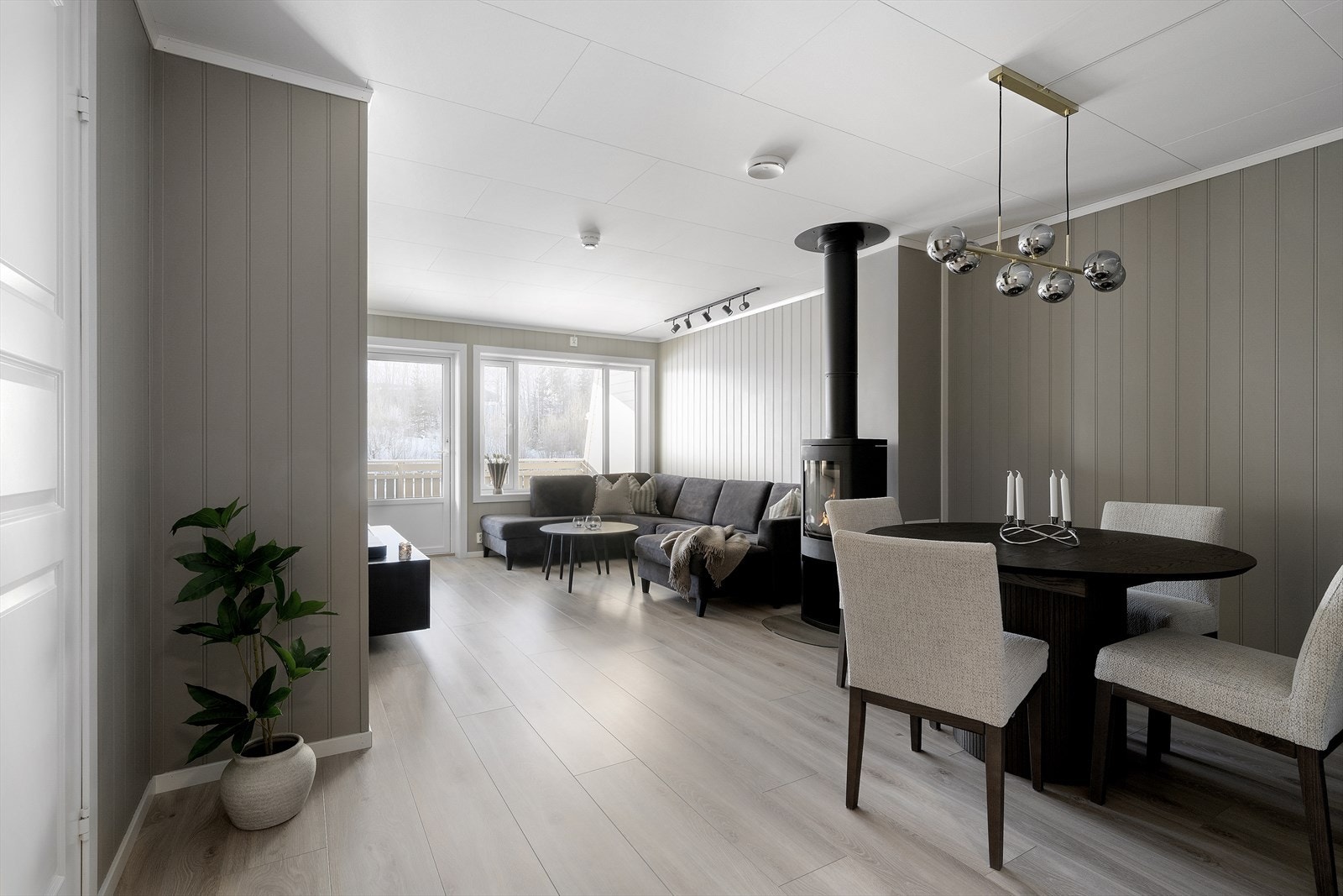 Velkommen inn til en romslig stue med god plass til en spisegruppe. Galleribilde