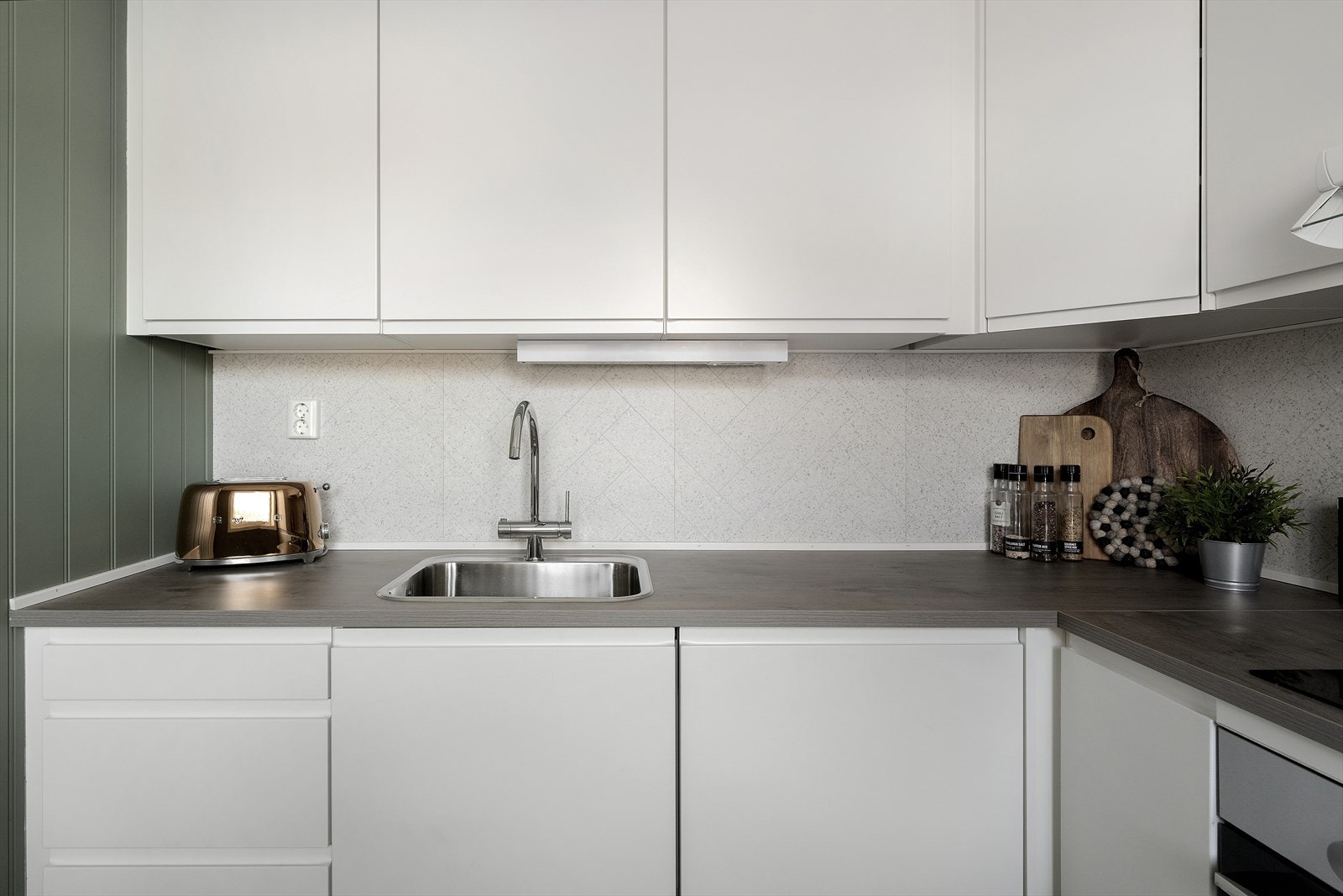 Her får du et moderne kjøkken som har godt med benke- og skapplass Galleribilde