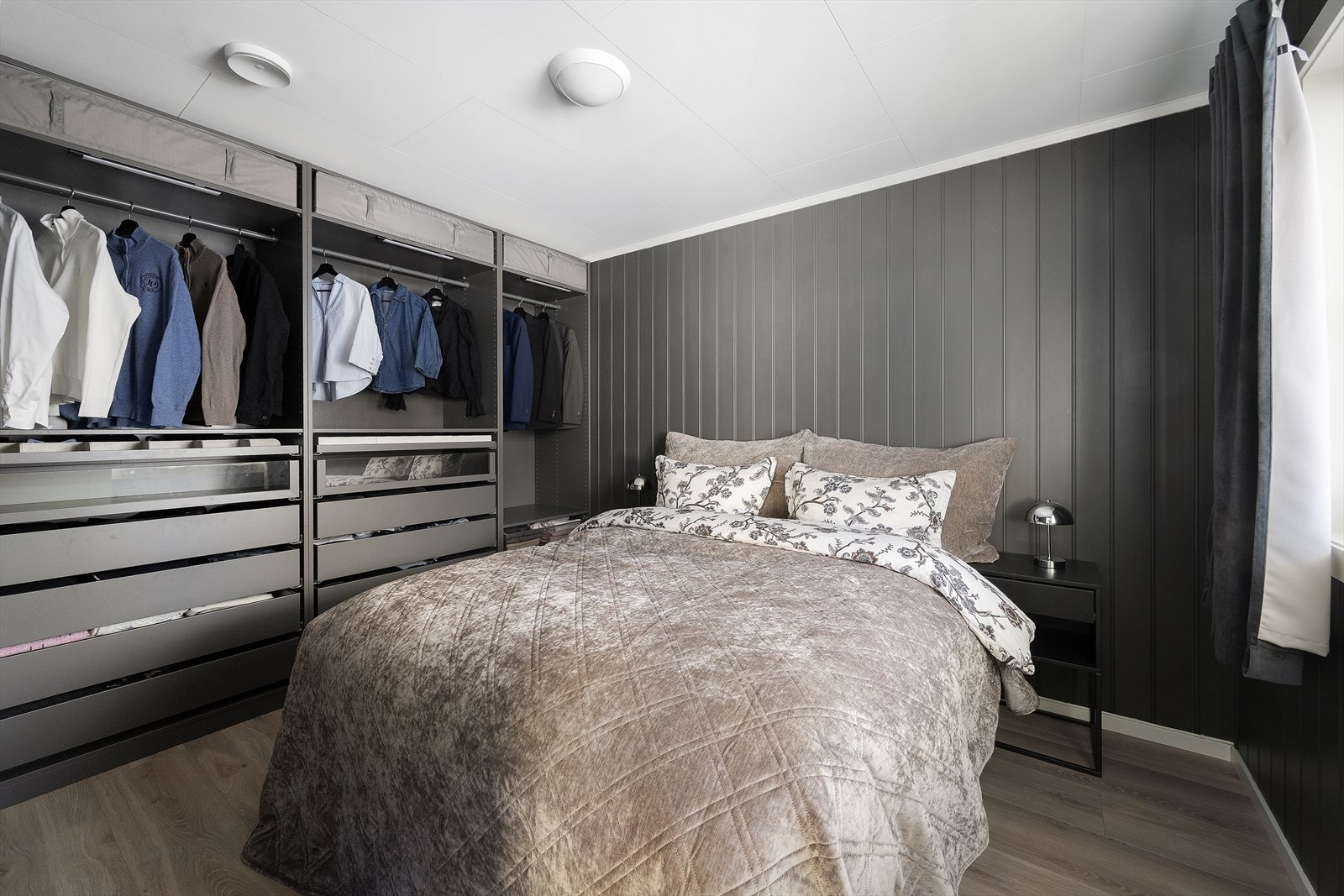 Soverommet er romslig og har en veldig god garderobe som medfølger salget. Galleribilde