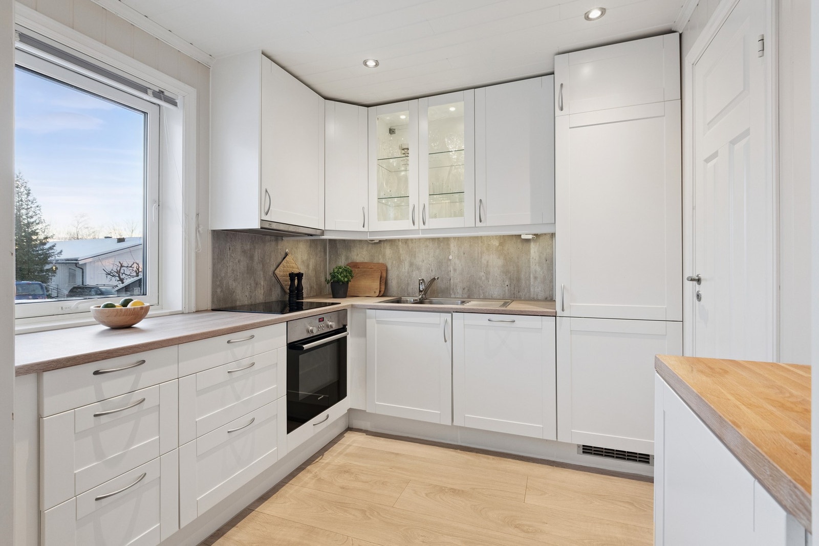 Lyst og innbydende kjøkken med mye skap- og benkeplass. Galleribilde