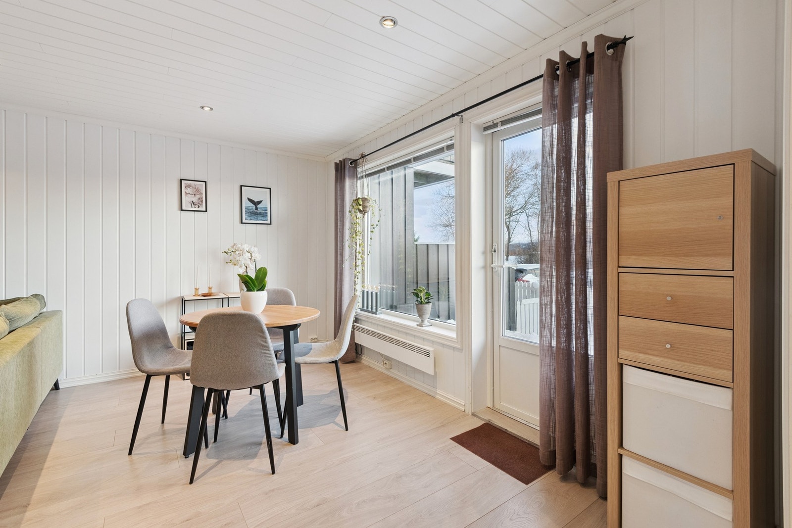 Store vindusflater slipper inn godt med naturlig lysinnslipp. Galleribilde