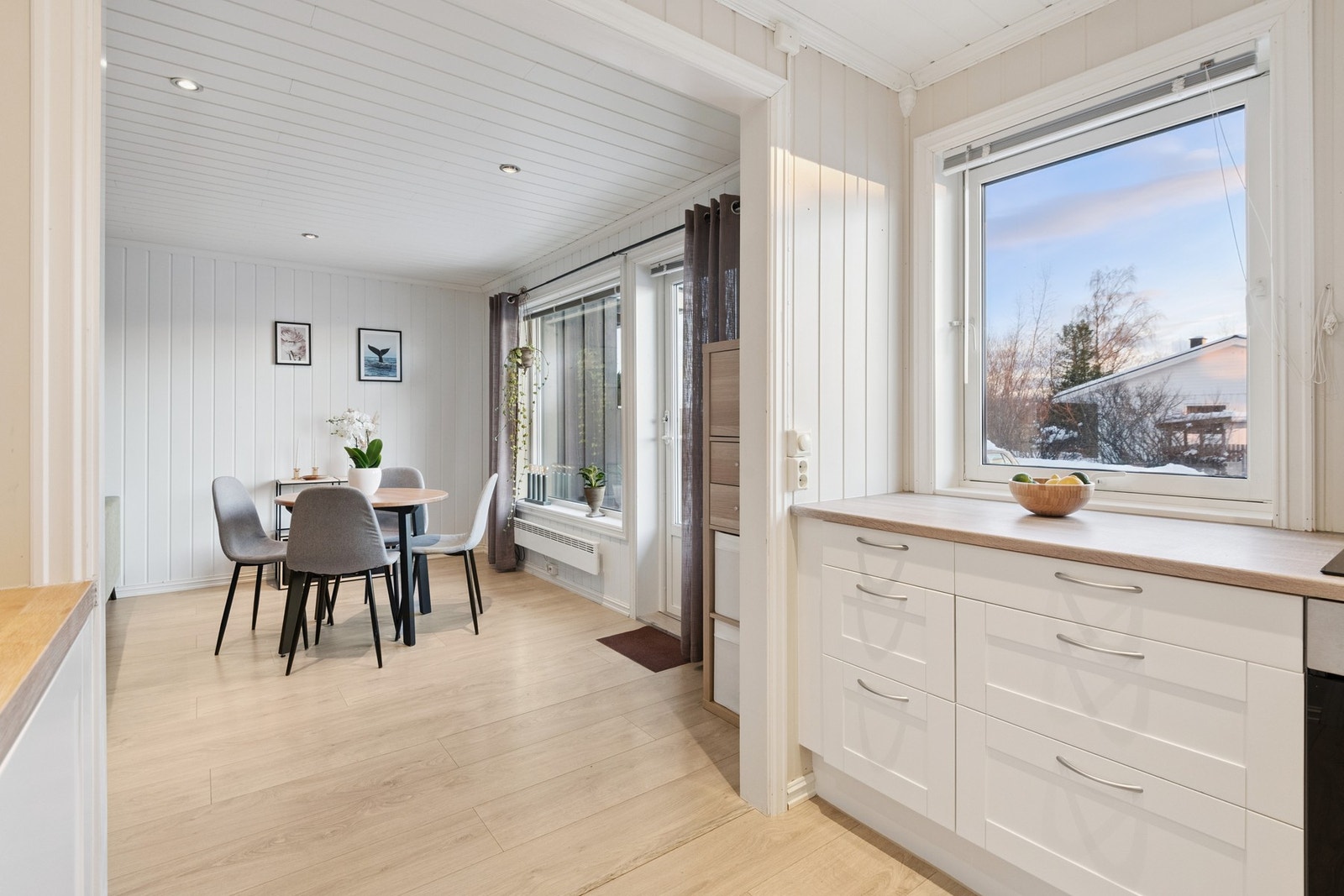 Kjøkkenet har en åpen løsning til stue, som skaper en luftig atmosfære. Galleribilde