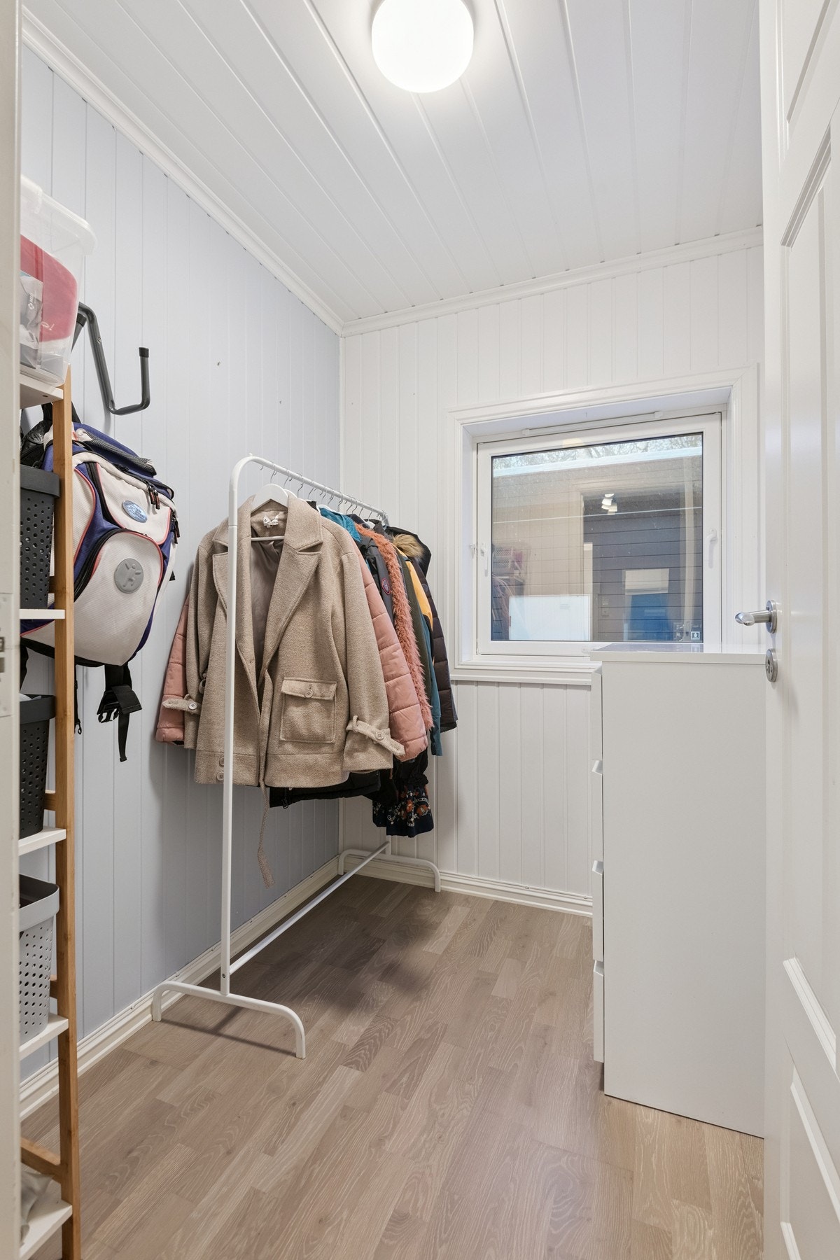 Innvendig bod med god plass til lagring. Galleribilde