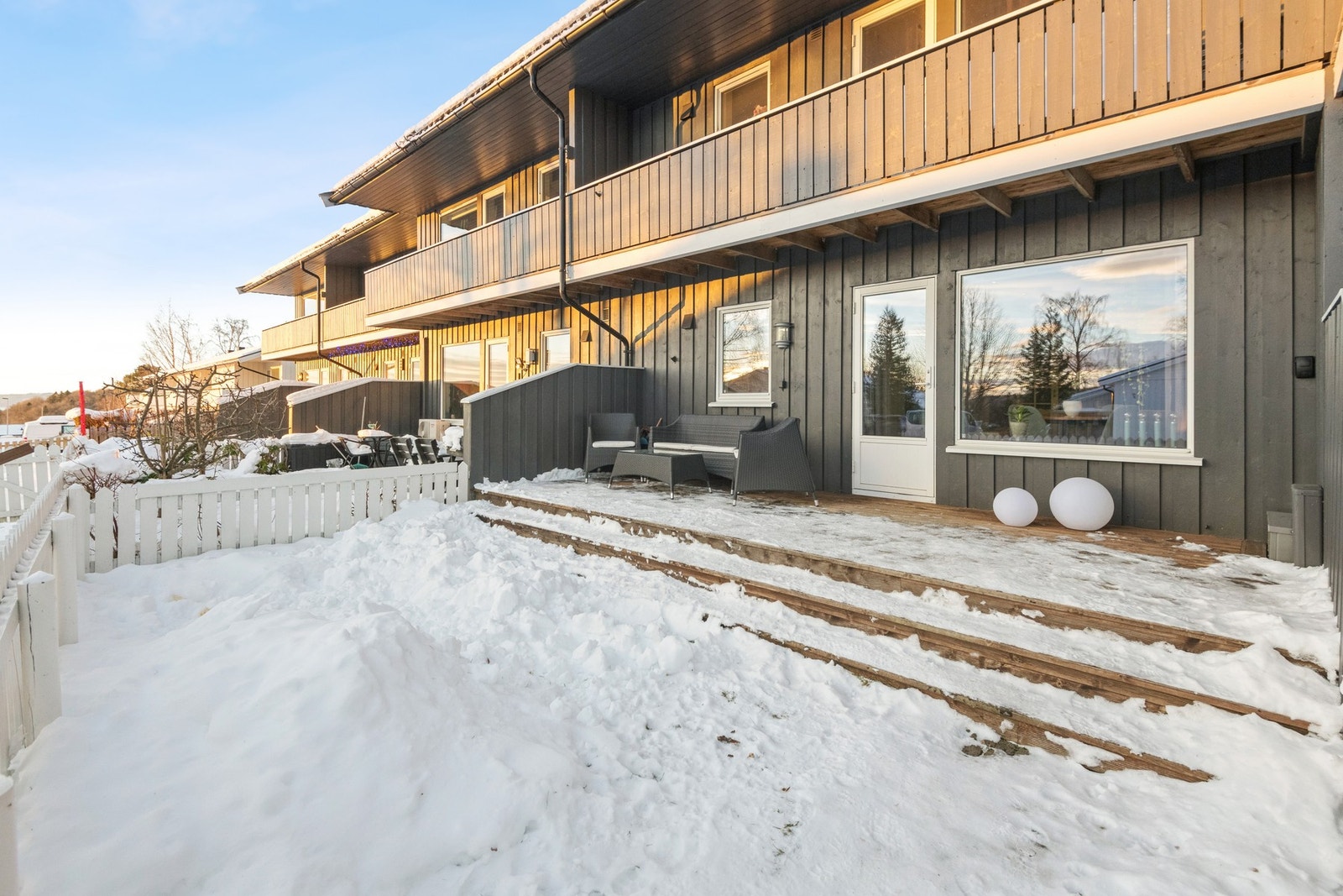 Leiligheten ligger fint til på bakkeplan med romslig veranda med god plass til hagemøbler. Galleribilde