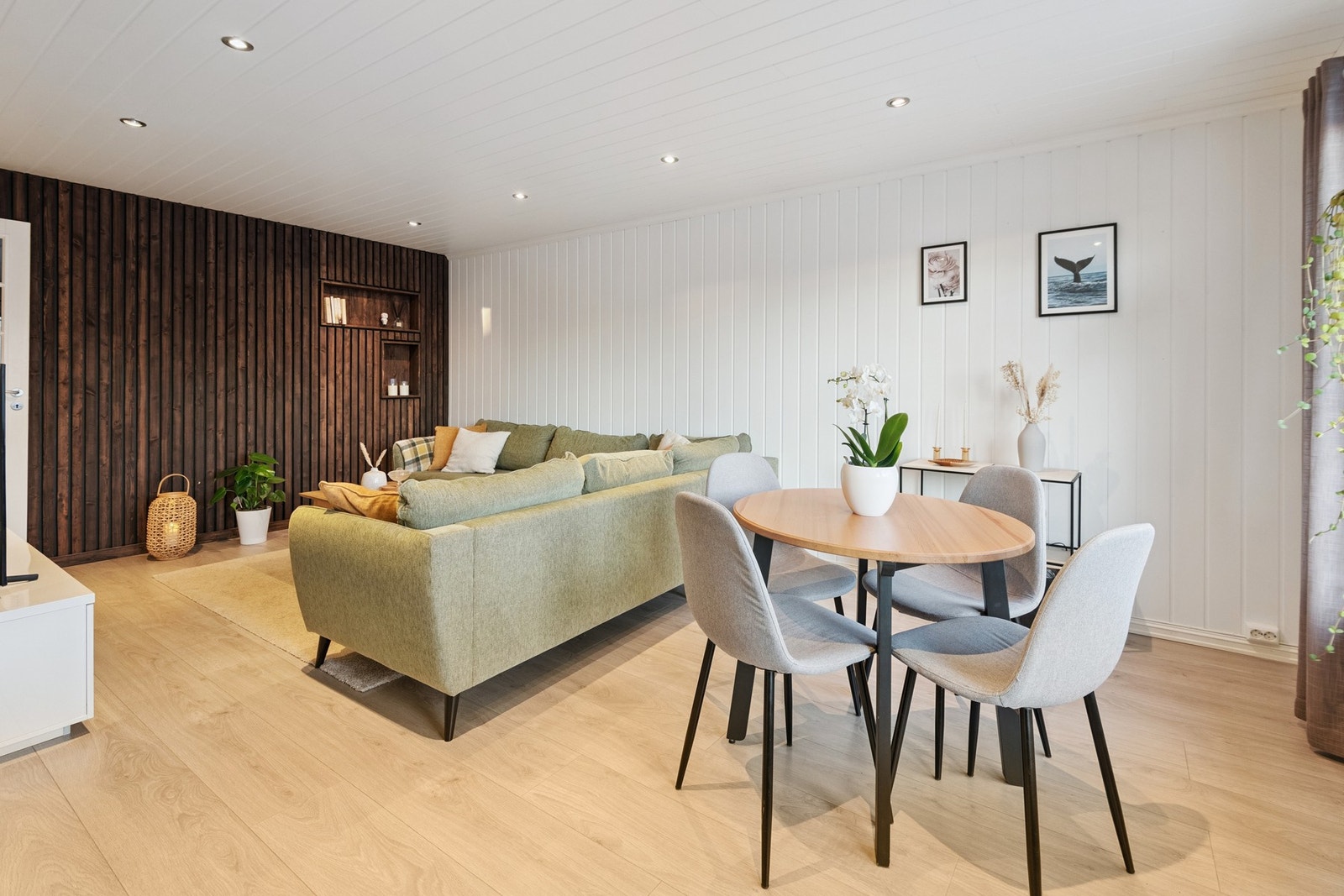 Romslig stue med laminatgulv og spotter i tak. Galleribilde