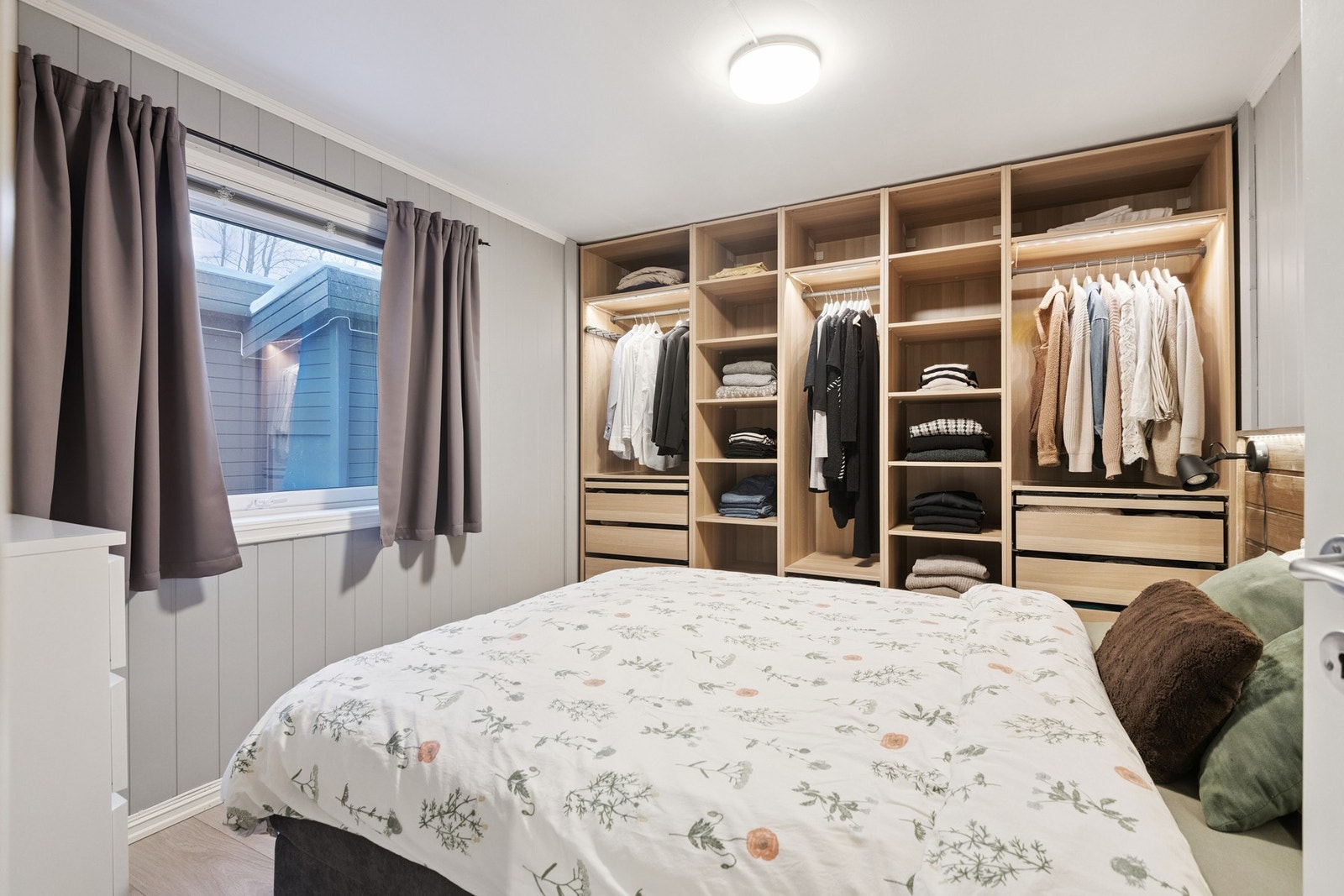 Det er etablert en åpen garderobeløsning med mye lagringsplass. Galleribilde