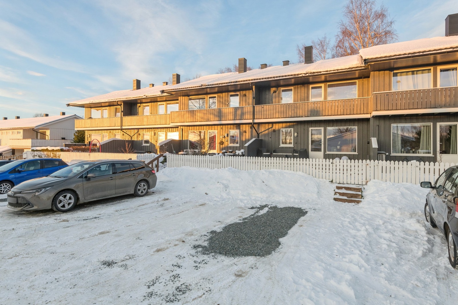 Andelen disponerer parkeringsplass like utenfor boligen. Eiendommen ligger praktisk til med korte avstander til Sentrum, idrettsannlegg, barneskole og barnehager. Galleribilde