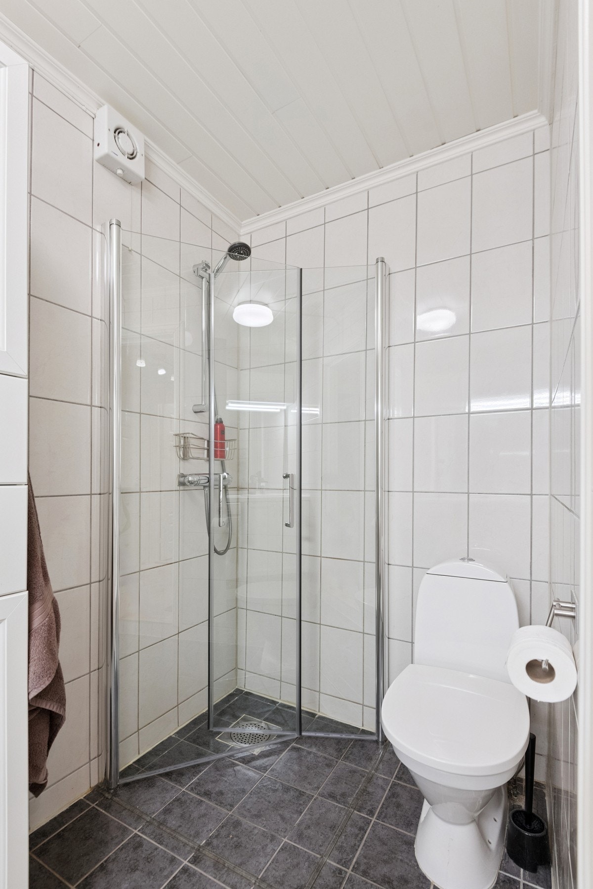 Badet har dusjhjørne og varme i gulv. Galleribilde