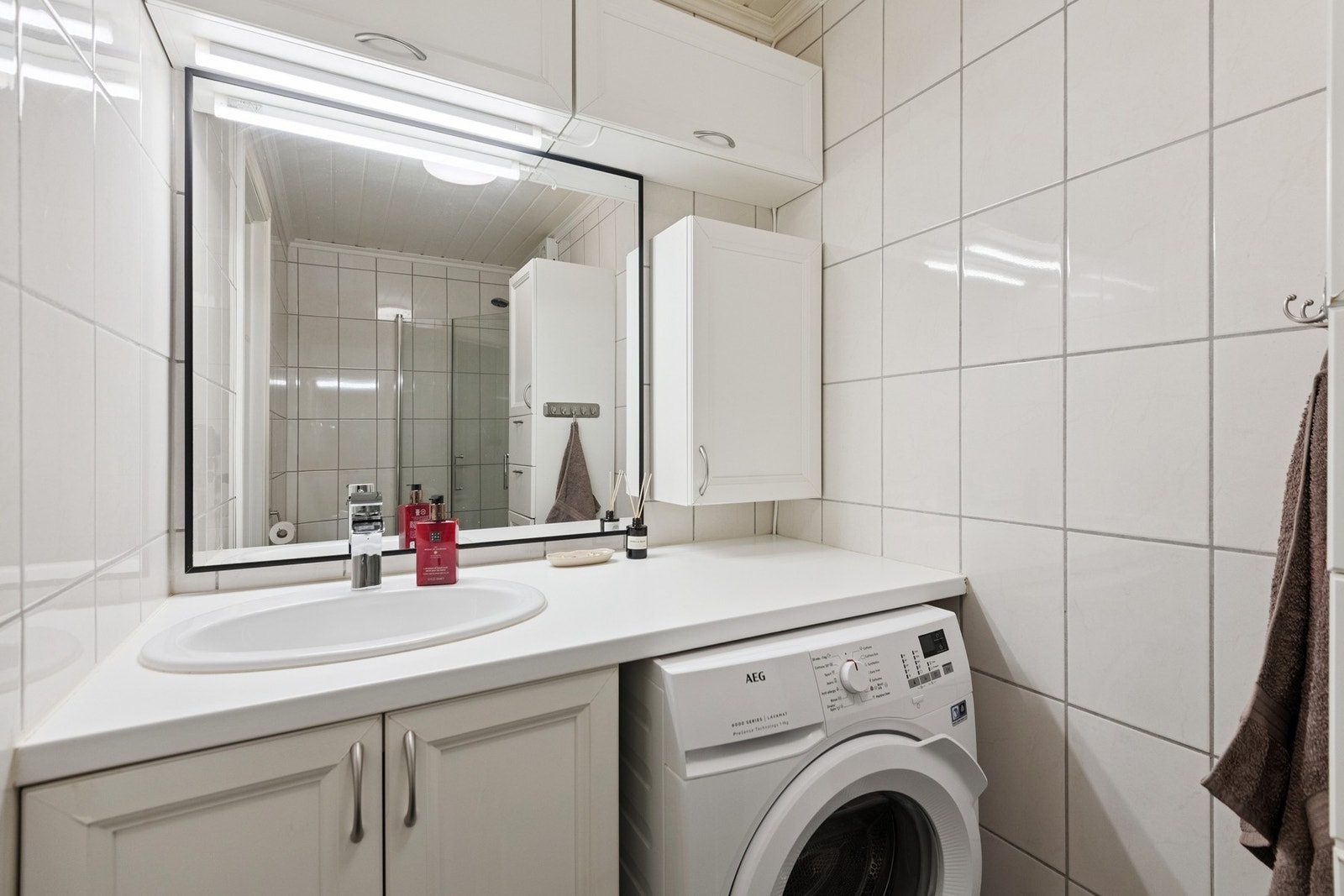 Flislagt bad med opplegg for vaskemaskin, Galleribilde