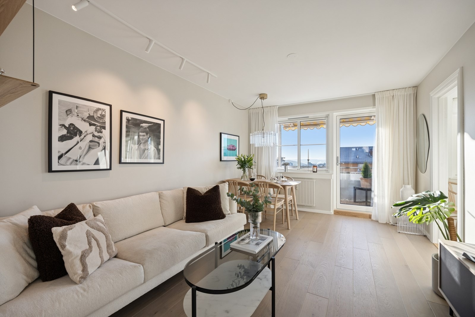 Lys og innbydende stue med god plass til å innrede i ulike soner. Galleribilde