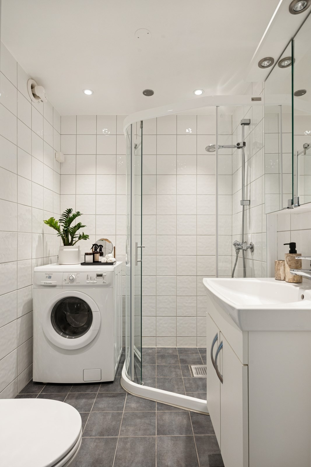 Praktisk opplegg for både vaskemaskin og tørketrommel. Galleribilde