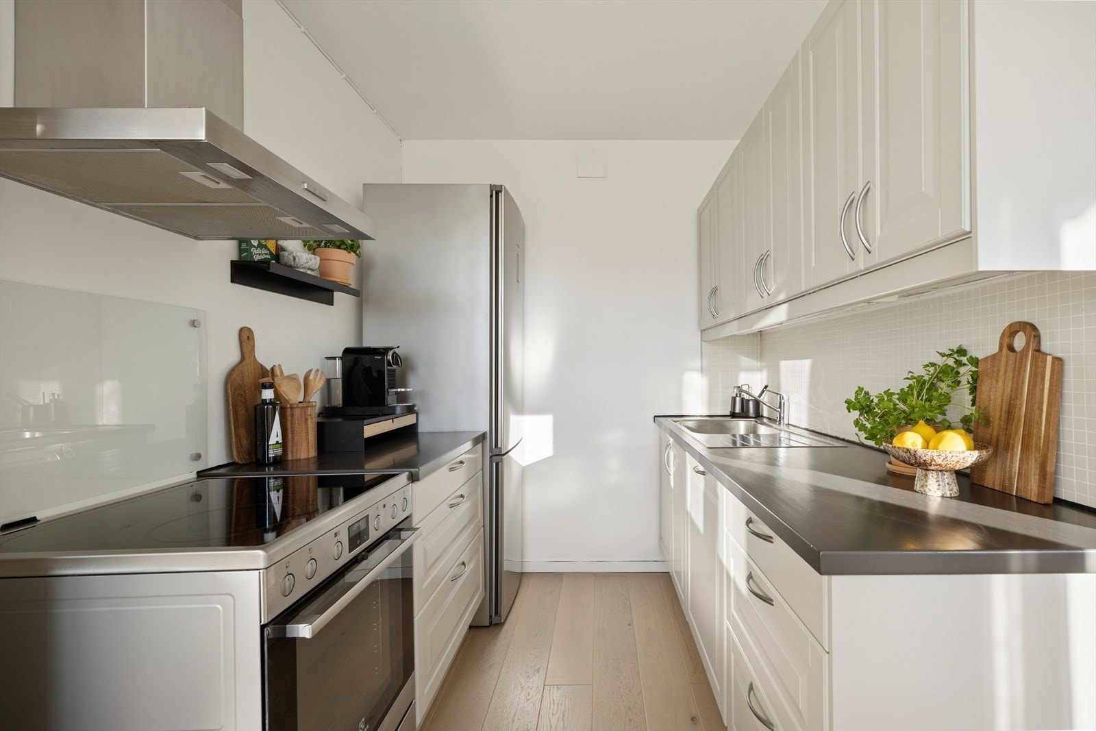 Godt med lagringsplass i både over- og underskap, samt store og praktiske arbeidsflater. Galleribilde