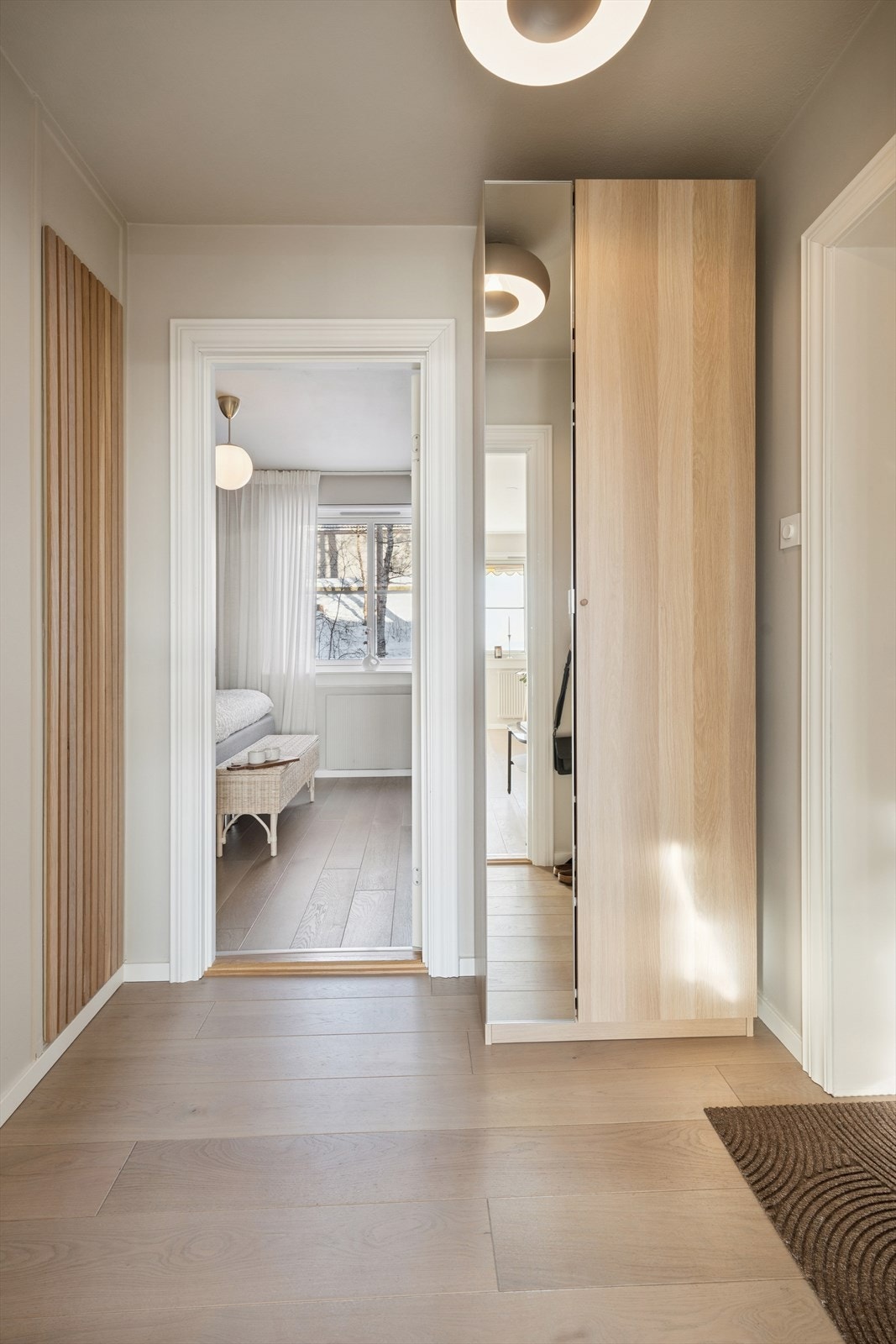 En romslig og stilfull entré som ønsker deg velkommen og gir et svært godt førsteinntrykk av boligen. Galleribilde