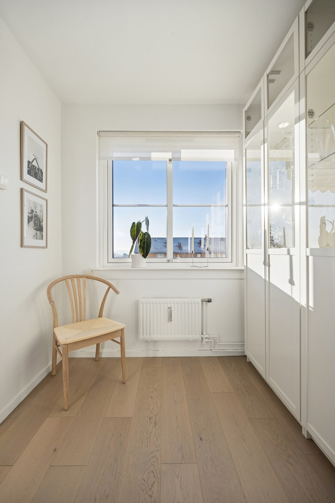 Praktisk ekstra lagring i det medfølgende vitrineskapet, i tillegg til god plass til et koselig spisebord. Galleribilde