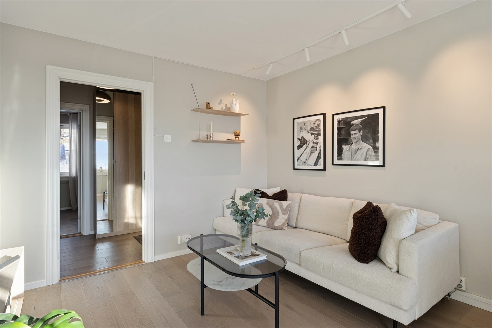 Rommet har god plass til både sofagruppe og tilhørende stuemøbler, noe som gir en praktisk og innbydende møbleringsmulighet. Galleribilde