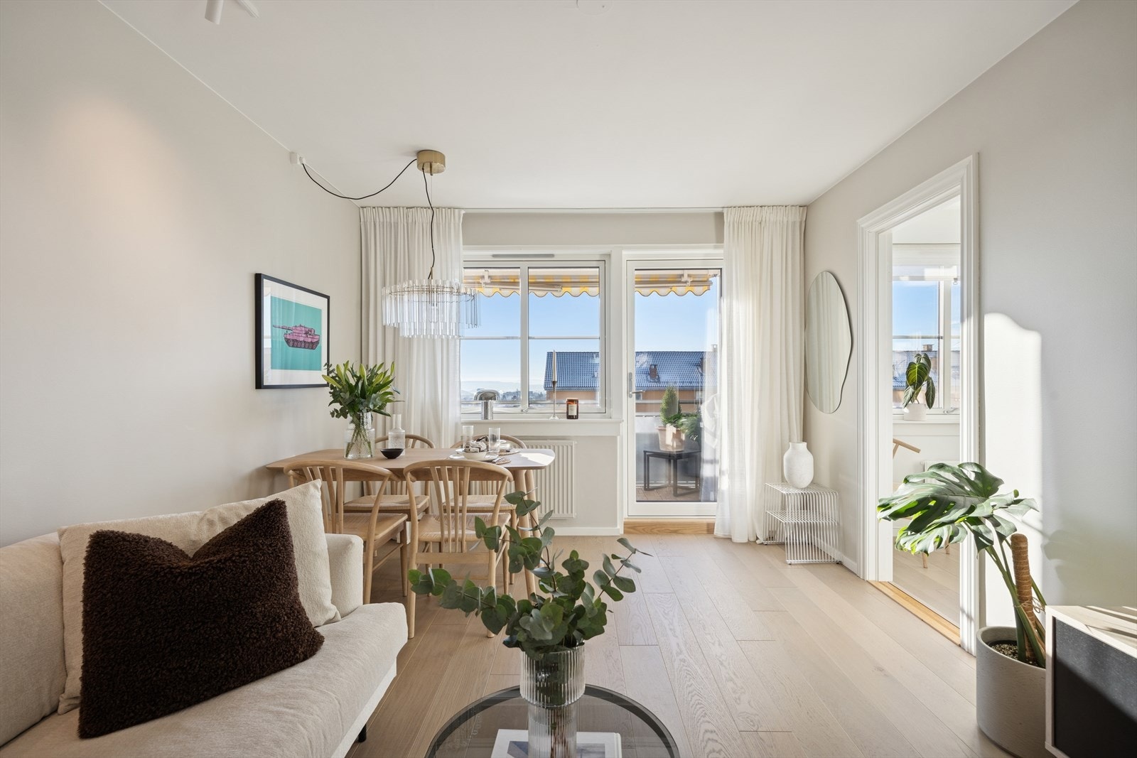 Stuen fremstår som lys og luftig, og danner hjemmets naturlige samlingspunkt. Galleribilde