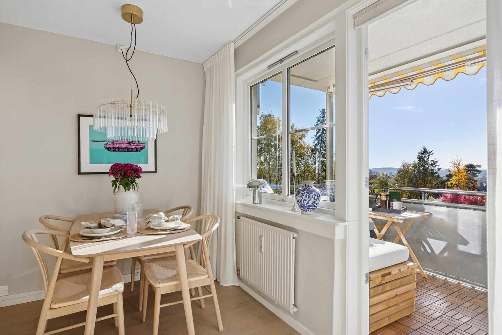 Fra stuen har du direkte adkomst til en solrik, sydvestvendt balkong med optimale solforhold. Galleribilde