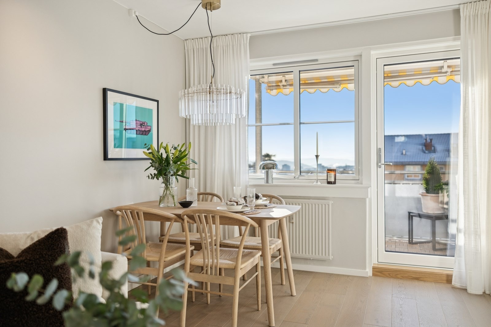 De store vinduene slipper inn rikelig med dagslys, og den gjennomtenkte planløsningen gir en luftig og sosial atmosfære Galleribilde