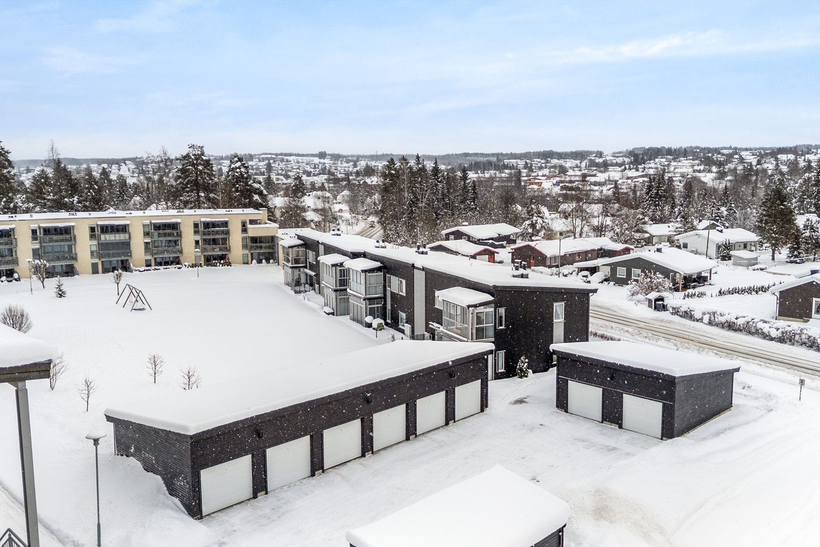 Flott og pent opparbeidet uteområde med asfalterte gangstier, plen på fellesarealer og garasje tilhørende andelen. Galleribilde