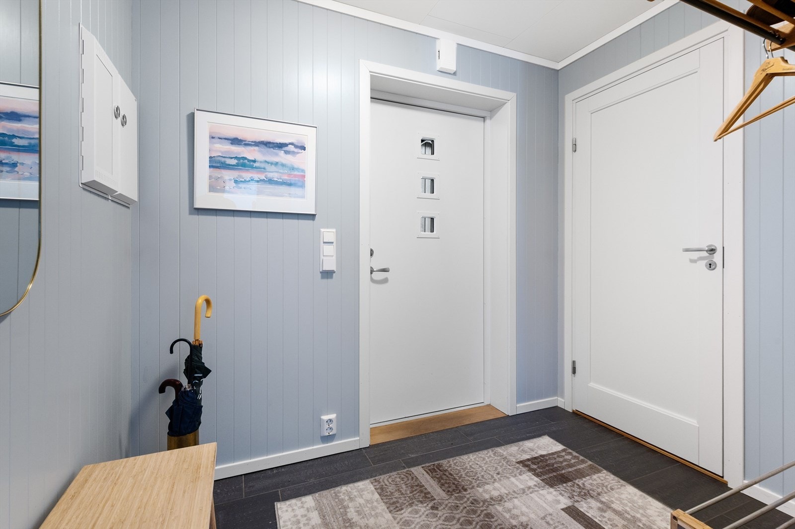 Lys entré med fliser og gulvvarme. Adkomst til teknisk rom/bod. Galleribilde