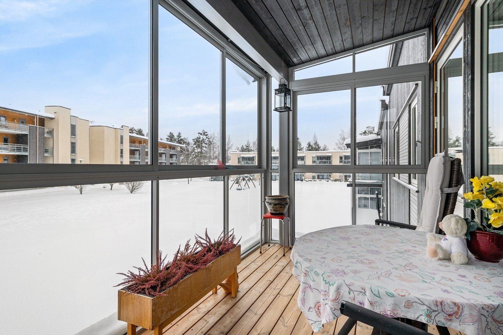 Utsyn mot stort felles hageområde. Galleribilde