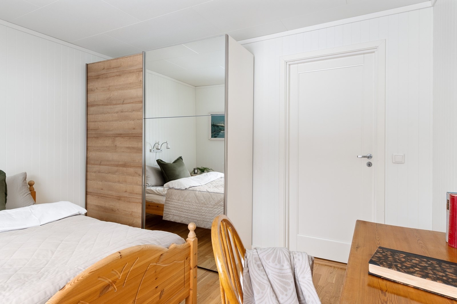 Hovedsoverom med skyvedørsgarderobe. Galleribilde