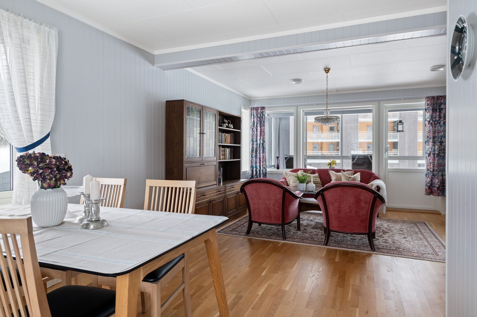 Åpen løsning mellom stue og kjøkken. Galleribilde