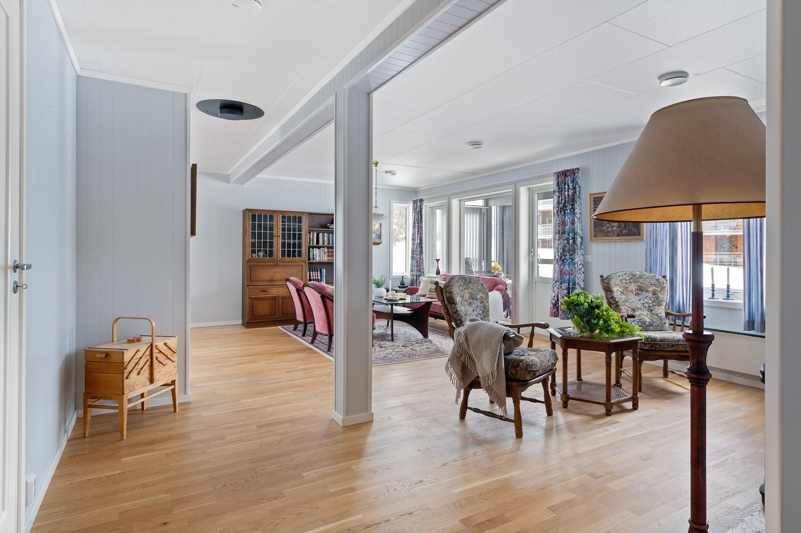 Romslig stuedel, innredet i to soner med ulike møbelgrupper. Galleribilde