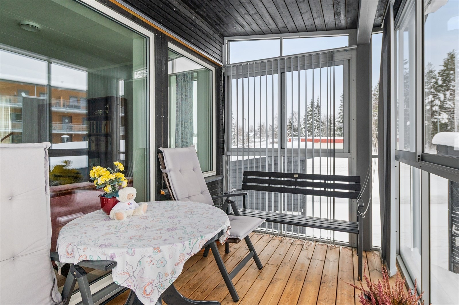 God plass til utemøbler på innglasset balkong. Galleribilde