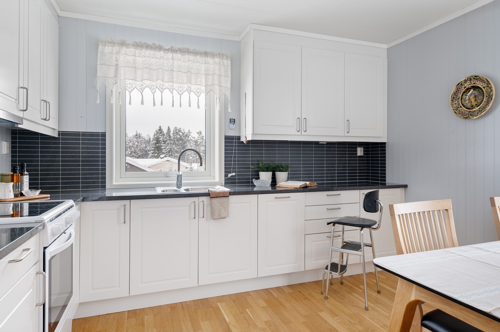 Godt med skap- og benkeplass. Galleribilde