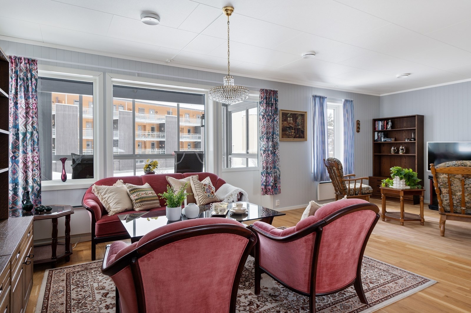 Stuen har godt med innlys fra flere vindusflater. Galleribilde